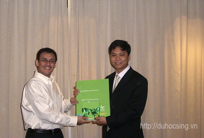 Anh Nguyễn Đăng Hiển nhận chứng nhận "Singapore Education Specialist" từ Tổng cục du lịch Singapore tháng 3/2008