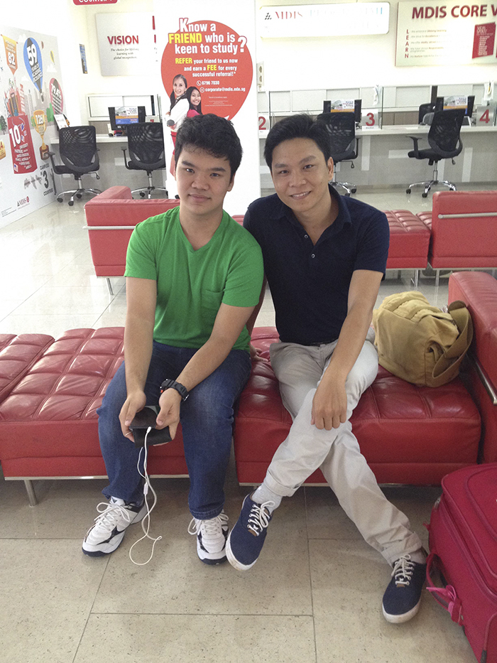 Anh Nguyễn Đăng Hiển chụp ảnh chung với Huy Thịnh tại MDIS Singapore
