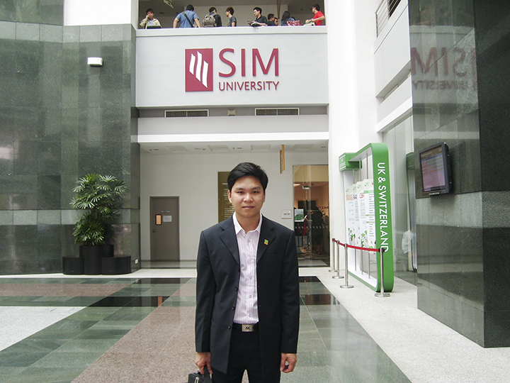 Anh Nguyễn Đăng Hiển - Giám đốc Eduzone trong một lần đến thăm và làm việc với SIM năm 2009