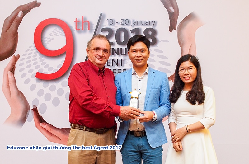 eduzone nhan giai jcu 1 - Hình ảnh Eduzone tham dự JCU Singapore Agent Conference 2018