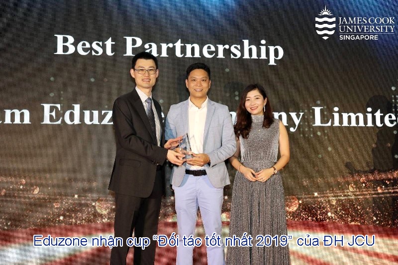 jcu singapore - Eduzone nhận cup "Đối tác tốt nhất - Best Partnership" của trường JCU