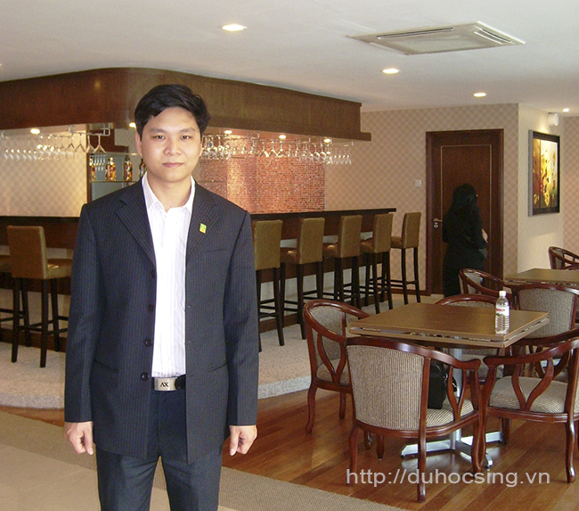 Anh Nguyễn Đăng Hiển chụp ảnh tại quầy bar nằm trong Tropical Breeze của trường MDIS