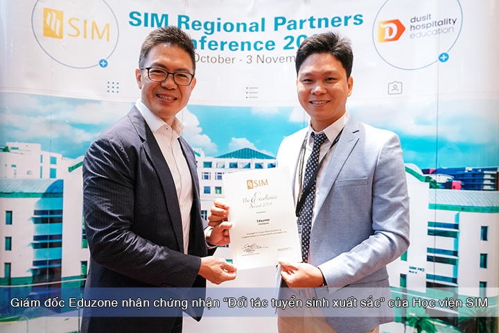 eduzone nhan chung nhan hoc vien sim - Giám đốc Eduzone thăm trường SIM Singapore