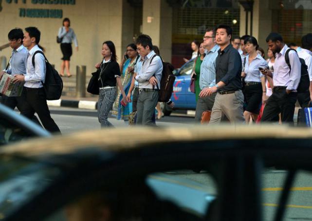 workers - Người Singapore vẫn sẵn sàng làm thêm giờ để được trả lương cao hơn