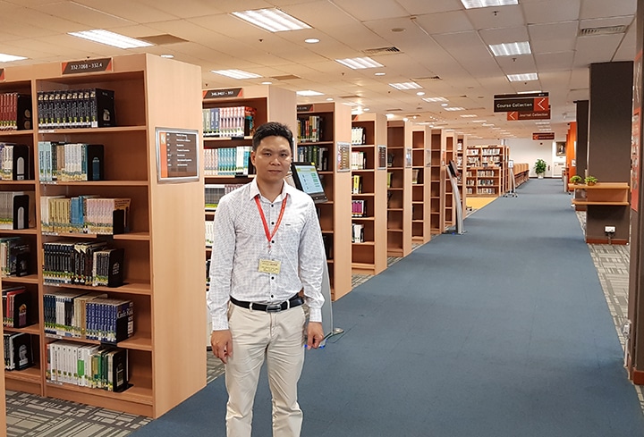 Anh Nguyễn Đăng Hiển - Giám đốc Eduzone chụp ảnh tại Thư viện SIM Singapore