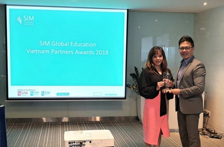 sim singapore e1540454715116 - Eduzone nhận giải thưởng Best New Agent từ Học viện SIM Singapore