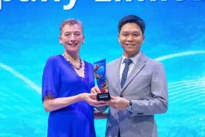 Eduzone nhận cup "the best performing agent" từ Đại học James Cook Singapore