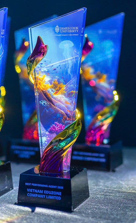 Cup "the best performing agent" được trao cho Eduzone. 