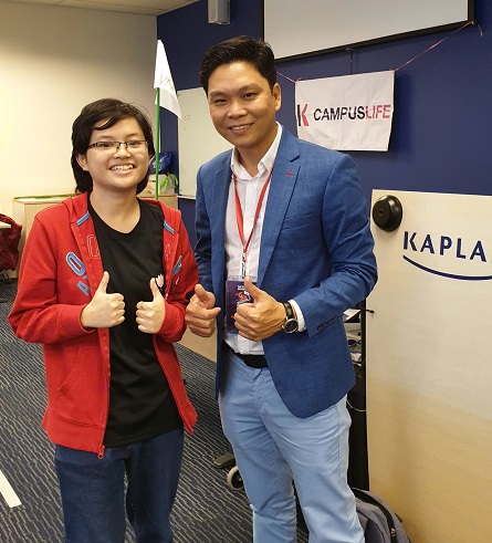 Anh Nguyễn Đăng Hiển chụp cùng với học sinh của Eduzone đang theo học tại Kaplan Singapore