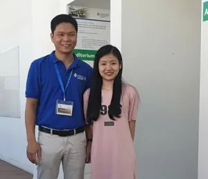Anh Nguyễn Đăng Hiển (Giám đốc Eduzone) chụp ảnh cùng sinh viên của Eduzone đang theo học tại Đại học James Cook Singapore