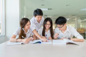 Sinh viên đang làm bài tập nhóm