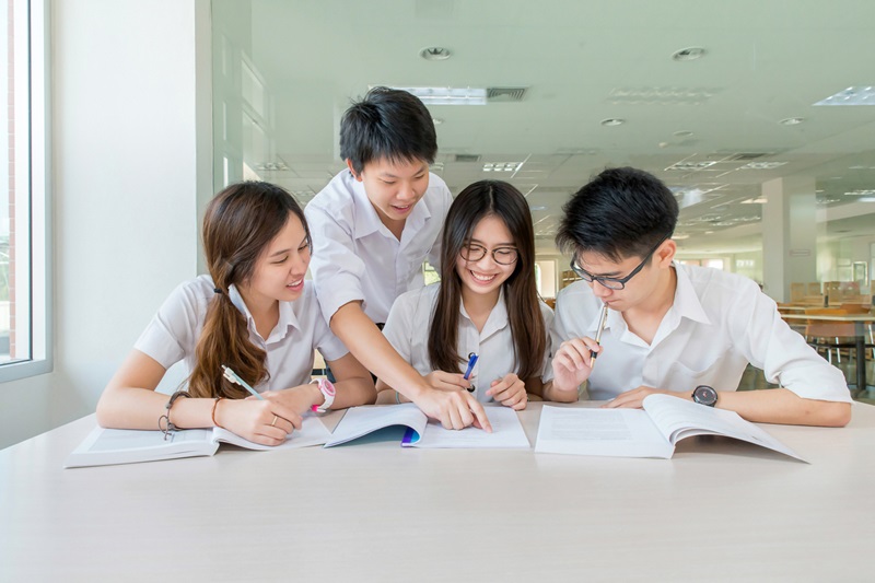 Sinh viên đang làm bài tập nhóm