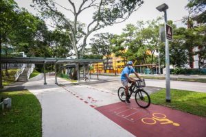Một chặng đường ngắn có thể tiện hơn với xe, nhưng cần tính cả mưa nắng và quy định sử dụng.